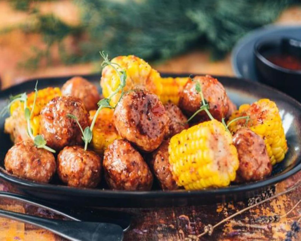 Brochettes de Boulettes de Boeuf et Épis de Maïs